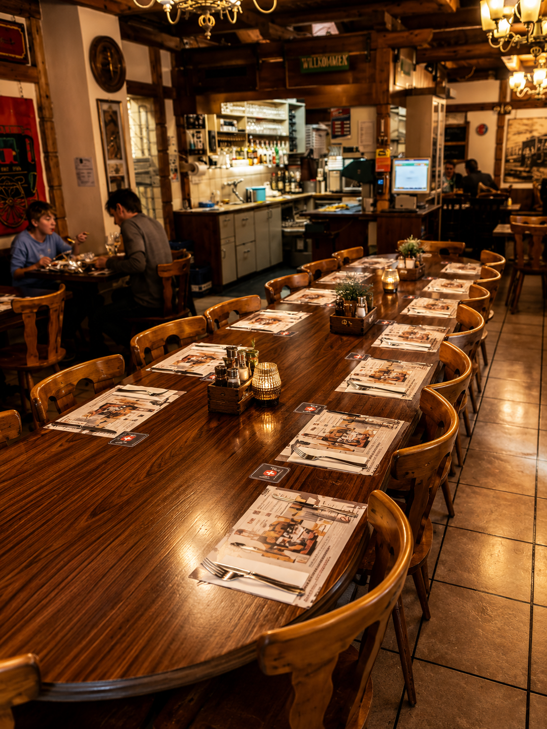 Festlich gedeckte lange Tafel im Restaurant Tramway